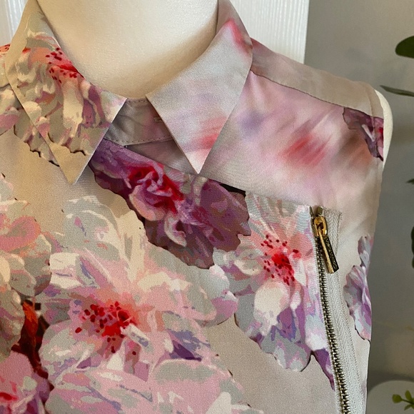Calvin Klein sleeveless floral blouse, asymmetrical zip, size XS - Picture 2 of 8